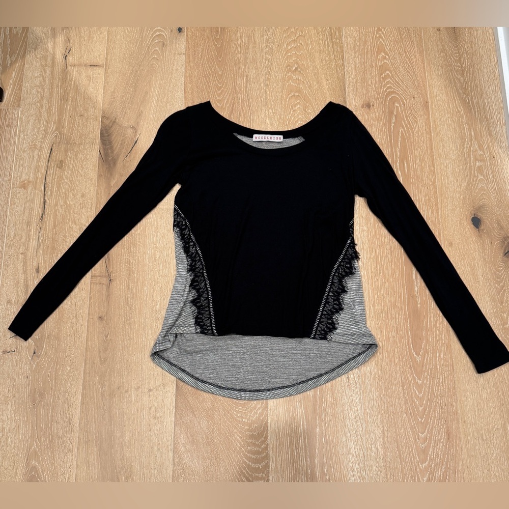 Woodleigh Black and Gray Waffle High Low Top with Lace, Size Small, in EUC